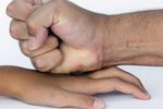 Разведенный отец насиловал 4-летнюю дочь
