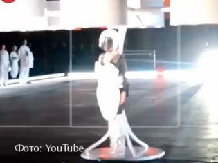 Леди Гага удивила своим платьем!