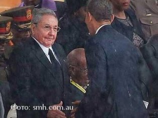Обама пожал руку Кастро!