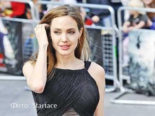 Почему болит новая грудь Джоли?