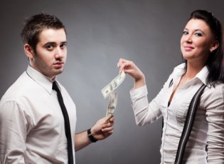Кто должен зарабатывать больше муж или жена?