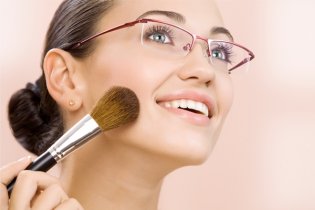 Как правильно выполнить макияж девушкам, носящим очки 