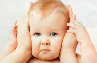 У ребенка за ушами корочки: симптомы и возможные причины.