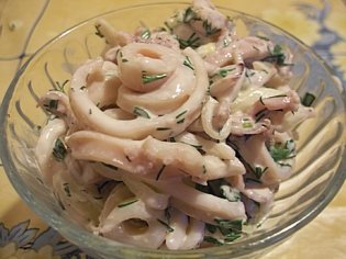 Теплый салат с кальмарами