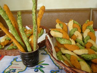Вкусная закуска для пикника — цветные творожно-сырные косички-палочки для пива, супа и пикника.